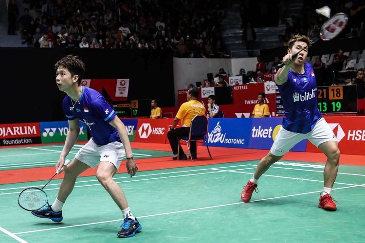 Pasangan ganda putra Indonesia, Marcus Fernaldi Gideon/Kevin Sanjaya Sukamuljo melawan wakil Malaysia, Goh Sze Fei/Nur Izzuddin saat pertandingan babak perempat final Indonesia Masters 2020 di Istora Senayan, Jakarta, Jumat (17/1/2020). Marcus/Kevin menang dua gim langsung atas Goh/Nur dengan skor 21-13, 23-21, dalam tempo 35 menit.