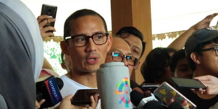 Wakil Gubernur DKI Jakarta Sandiaga Uno menunjukkan replika obor Asian Games dalam konferensi pers di Setu Babakan, Jakarta Selatan, Sabtu (23/6/2018).