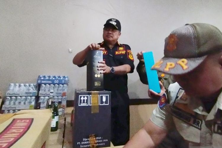 Bupati Garut Rudy Gunawan mengecek minuman keras hasil razia di Markas Satpol PP Kabupaten Garut, Jawa Barat, Kamis (23/11/2023). 