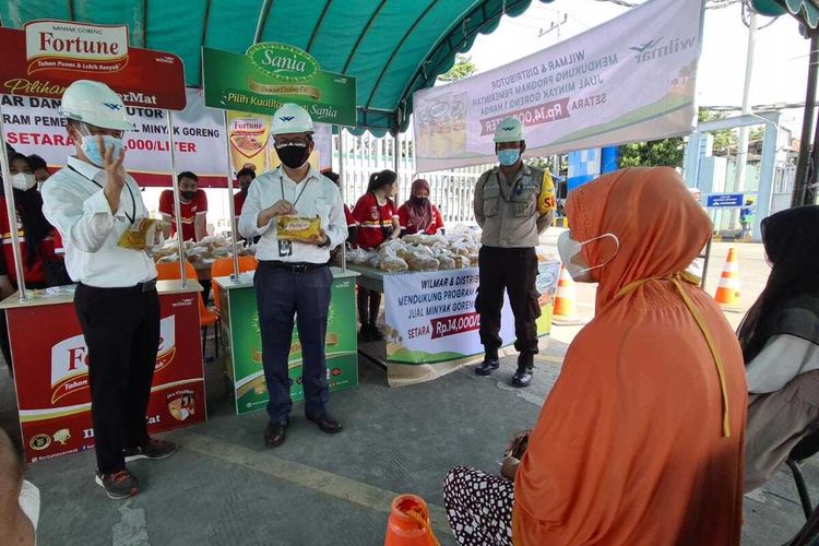 Bazar minyak goreng seharga Rp14.000 per liter, yang digelar PT Wilmar Nabati Indonesia di halaman perusahaan, Kamis (3/2/2022).