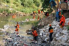 Penghuni Bangunan Liar di Bantaran Kali Ciliwung Akan Direlokasi ke Rusun