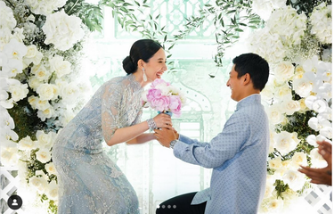 Pembalap Rio Haryanto melamar Athina Papadimitriou, Minggu (26/5/2024).