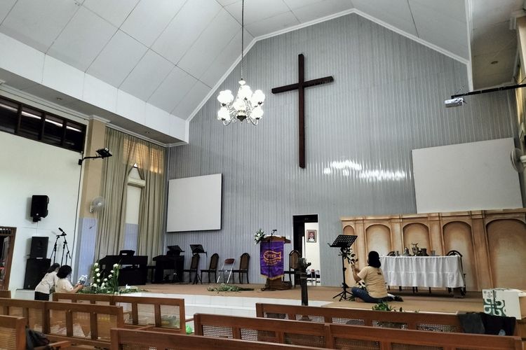 Gereja Kristen Jawa (GKJ) Joyodiningratan dan Masjid Al Hikmah yang berdampingan di Kota Solo, Jawa Tengah, tetap menjaga toleransi saat Ibadah Paskah dan Salat Tarawih