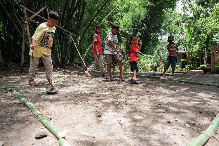 Warga Desa Wisata Bonjeruk, Nusa Tenggara Barat, yang memainkan permainan tradisional. 