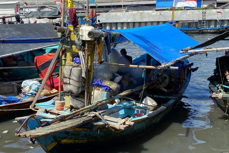 Nelayan di Kampung Nelayan Cilincing, Jakarta Utara biasa mencari ikan dari pagi hingga sore hari. Mereka akan menjual hasil tangkapan laut seperti ikan, udang, cumi-cumi, kepiting, dan kerang kepada para tengkulak. 