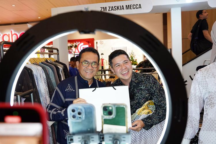 Menteri Perdagangan (Mendag) Budi Santoso menjadi host live shopping untuk mempromosikan produk UMKM pada peluncuran Hari Belanja Online Nasional (Harbolnas) 2024 di The Park, Pejaten, Jakarta, Jumat (6/12/2024).