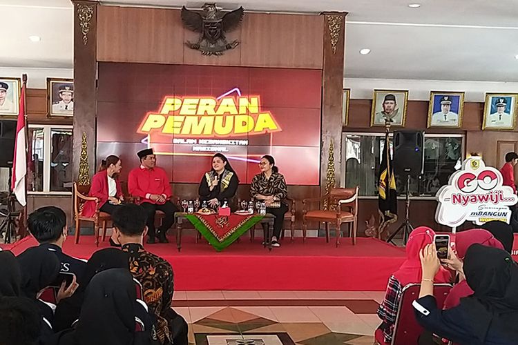 Pinka Hapsari,(kedua dari kanan), putri Ketua DPR Puan Maharani, menjadi pembicara dialog kebangsaan bertema Peran Pemuda dalam Kebangkitan Nasional yang digelar Pemkab Wonogiri di Pendopo Pemerintah Kabupaten Wonogiri, Jawa Tengah, Minggu (28/5/2023).