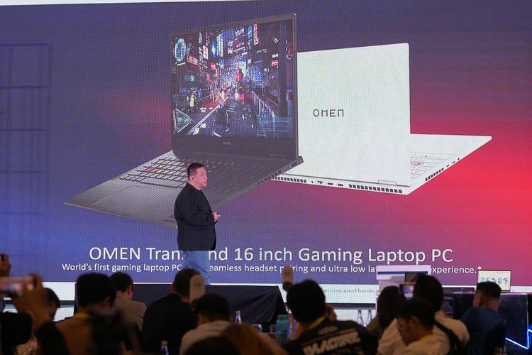 Edo Jonathan Chandra, Indonesia Consumer PC Category Manager HP saat memperkenalkan laptop gaming HP Omen Transcend 16 di Jakarta Kamis (31/8/2023).
