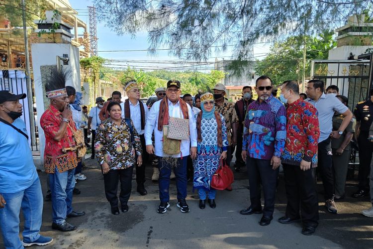 Pj Gybernur Papua Barat Daya saat Disambut denganvtarian adat 