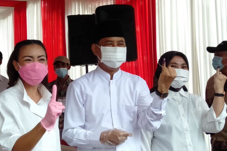 Paslon nomor satu Muhamad dan Rahayu Saraswati Djojohadikusumo saat berada di TPS 029, kelurahan Ciputat, Tangerang Selatan, Rabu (9/12/2020)