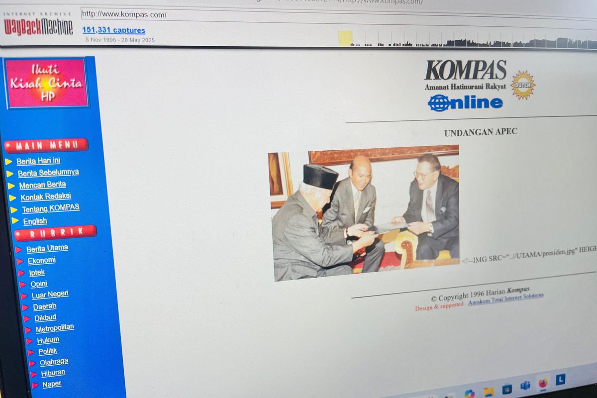 Ilustrasi Wayback Machine dari Internet Archive yang bisa menampilkan versi website dari waktu ke waktu.