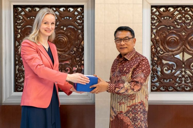 Wakil Menteri Keuangan Finlandia Ann Mari Kemell saat bertemu Kepala Staf Presiden (KSP) Moeldoko di Gedung Bina Graha, Jakarta, Selasa (24/5/2022).