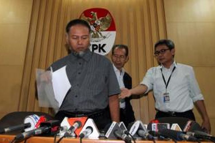 Dua pimpinan Komisi Pemberantasan Korupsi (KPK) Bambang Widjojanto (kiri) dan Zulkarnain (tengah) didampingi juru bicara KPK Johan Budi memberikan keterangan kepada wartawan terkait penetapan status tersangka Menteri ESDM Jero Wacik, di Kantor KPK, Jakarta, Rabu (3/9/2014).