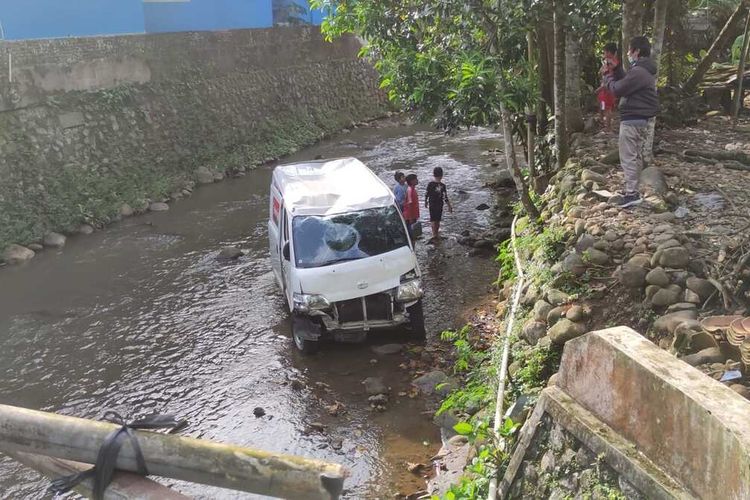 Mobil boks terjun ke sungai di Desa Singasari, Kecamatan Karanglewas, Kabupaten Banyumas, Jawa Tengah, Selasa (17/5/2022).