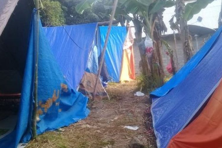 Tenda pengungsian warga Desa Morella di Kecamatan Leihitu, Kabupaten Maluku Tengah yang berada di bukit. Warga mengungsi secara mandiri dan belum ada bantuan dari pemerintah daerah. 