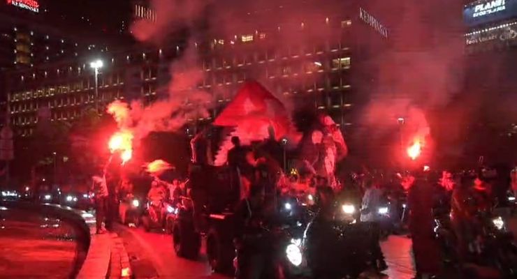 Kehebohan Pendukung Pramono-Rano Deklarasi Kemenangan di Bundaran HI, Ada Anggota Jakmania