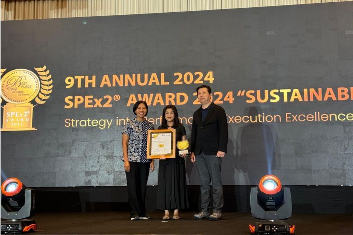 Prosesi penyerahan penghargaan Outstanding Achievement in Corporate Social Responsibility pada ajang Strategy into Performance Execution Excellence (SPEx2) Award 2024 di Jakarta, Rabu (31/7/2024).