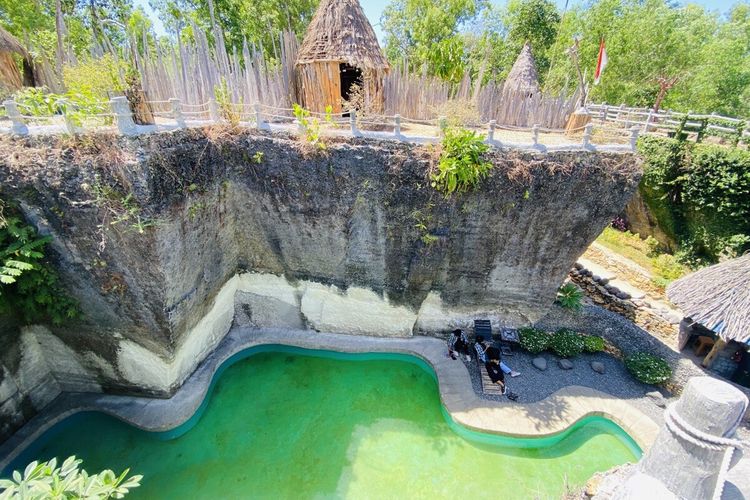 Bekas galian batu bata yang didesain menjadi kolam renang di tempat wisata Toron Samalem Desa Blumbungan, Kecamatan Larangan, mampu menciptakan pemandangan yang indah. Spot alam ini banyak diminati pengunjung untuk obyek fotografi.