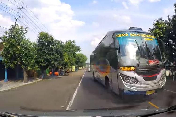 Sebuah video menampilkan kejadian mobil yang hampir terserempet bus antar kota antar provinsi (AKAP) di Madiun, Jawa Timur, viral di media sosial.