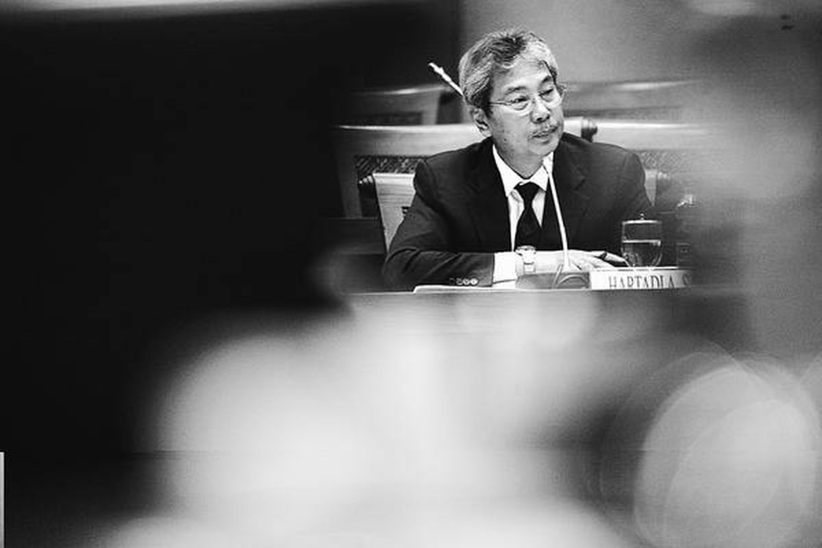 Deputi Gubernur Bank Indonesia, yang memasuki masa akhir jabatan, Hartadi A Sarwono menyimak tanggapan anggota Komisi XI DPR-RI saat mengikuti uji kepatutan dan kelayakan untuk jabatan yang sama di Gedung DPR/MPR Jakarta, Selasa (13/5). Hartadi akhirnya terpilih kembali secara aklamasi mengalahkan Direktur Riset Ekonomi dan Kebijakan Moneter Perry Warjiyo.  