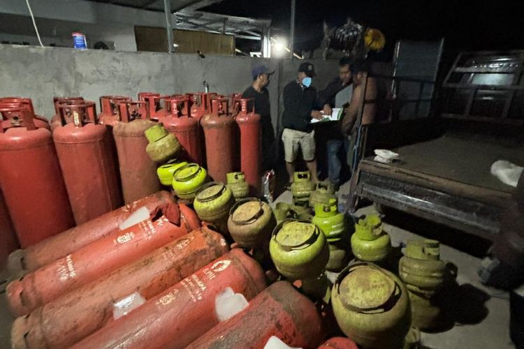 Praktik penyuntikan elpiji bersubsidi ke dalam tabung gas non-subsidi berukuran 50 kilogram yang terjadi di sebuah gudang Jalan Tunjung Tutur III, Gang Pari, Desa Peguyangan Kaja, Denpasar Utara, Kota Denpasar, Bali, pada Kamis (25/7/2024). /Dok. Humas Polda Bali