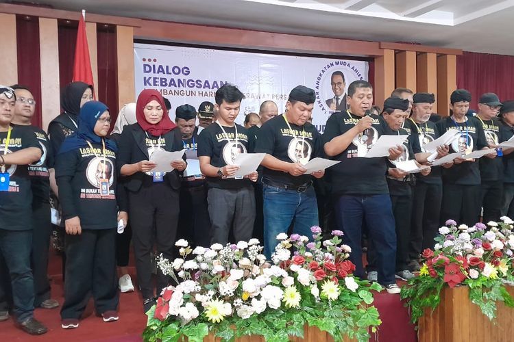 Relawan yang tergabung dalam Laskar Angkatan Muda Anies Baswedan (Laskar Aman) Jawa Tengah mendeklarasikan Anies Baswedan sebagai Calon Presiden (Capres) 2024 di Purwokerto, Kabupaten Banyumas, Jawa Tengah, Minggu (12/2/2023).