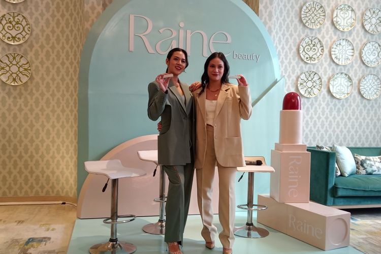 Raisa bersama rekannya Ruskha merilis label make up bernama Raine Beauty dan menghadirkan dua produk terbaru untuk bibir.