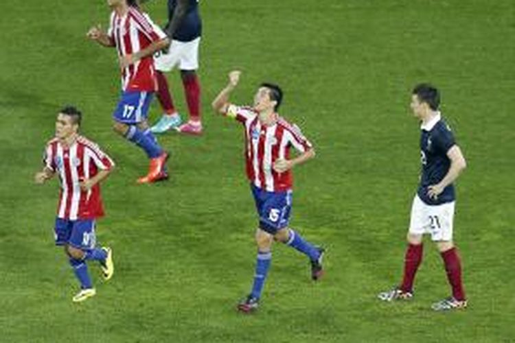 Gelandang Paraguay, Victor Caceres (tengah), merayakan golnya ke gawang Perancis, pada laga persahabatan, di Allianz Riviera, Nice, Minggu (1/6/2014).