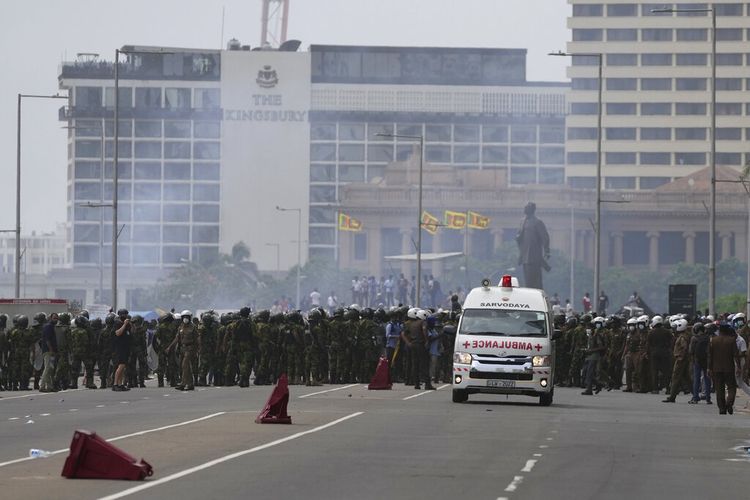 Polisi Sri Lanka memblokir jalan untuk mencegah pengunjuk rasa anti-pemerintah meninggalkan lokasi protes ketika ambulans diparkir di luar kediaman perdana menteri di Kolombo, Sri Lanka, Senin, 9 Mei 2022. 