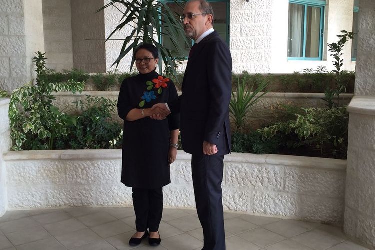 Menlu RI, Retno LP Marsudi, dan Menlu Jordania, Ayman Safadi di Amman, Jordania, Rabu (4/10/2017).