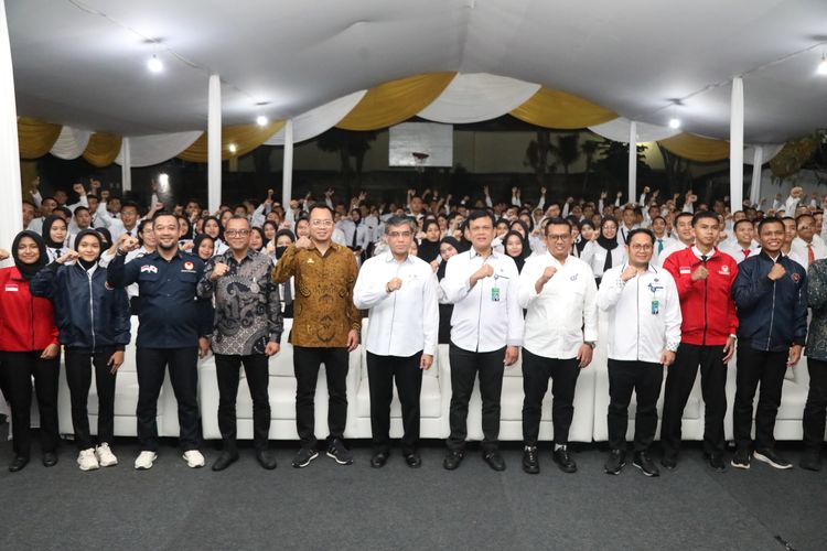 Menteri Ketenagakerjaan (Menaker) Yassierli berfoto bersma pejabatan terkait saat melepas 246 peserta pemagangan ke Jepang, di Jiritsu Nusantara, Bogor, Jawa Barat Rabu (12/3/2025).