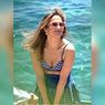 Jennifer Lopez Pamer Otot Perut Kencang, Kombinasikan Crop Top dan Rok