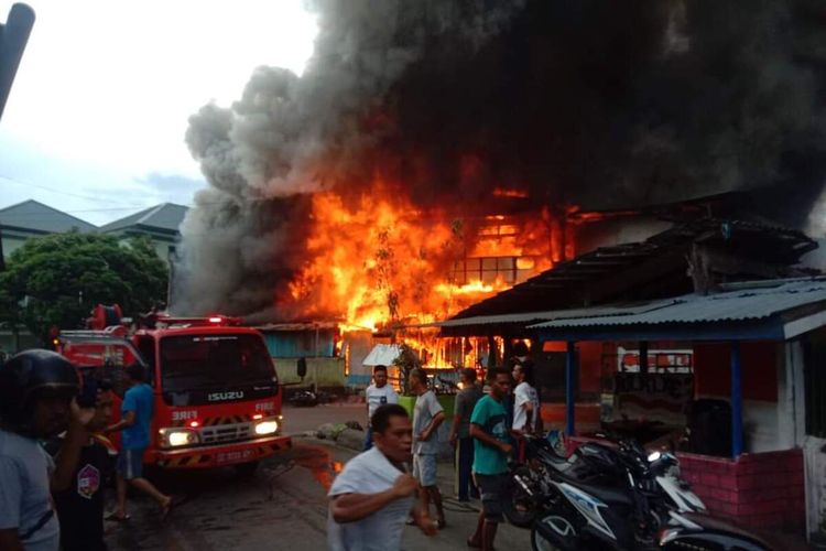 Kebakaran hebat melanda kawasan Soabali, Kecamatan Nusaniwe, Kota Ambon Sabtu (13/11/2021). Dalam musibah itu dua warga meninggal dunia dan tiga lainnya mengalami luka-luka