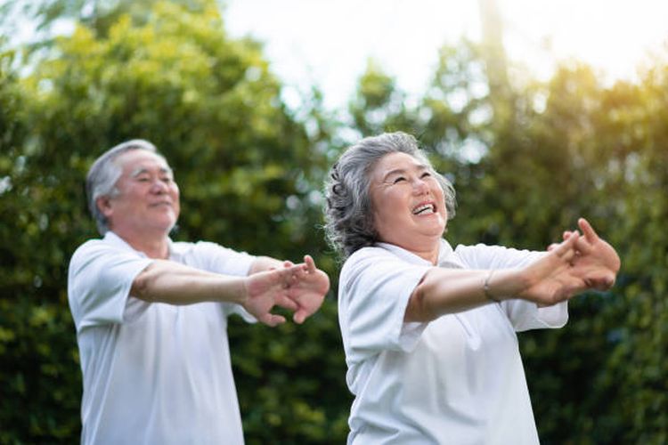 Ilustrasi aktif bergerak saat lansia. Aktivitas fisik dibutuhkan oleh semua orang, termasuk orang lanjut usia (lansia). Tetap aktif bergerak bisa meningkatkan kualitas hidup lansia. 