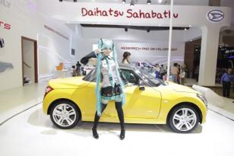 Model menggunakan kostum tokoh anime atau biasa disebut cosplay di stan Daihatsu di pameran 22nd Indonesia International Motor Show 2014, di JIExpo, Kemayoran, Jakarta Utara, Senin (22/9/2014). 