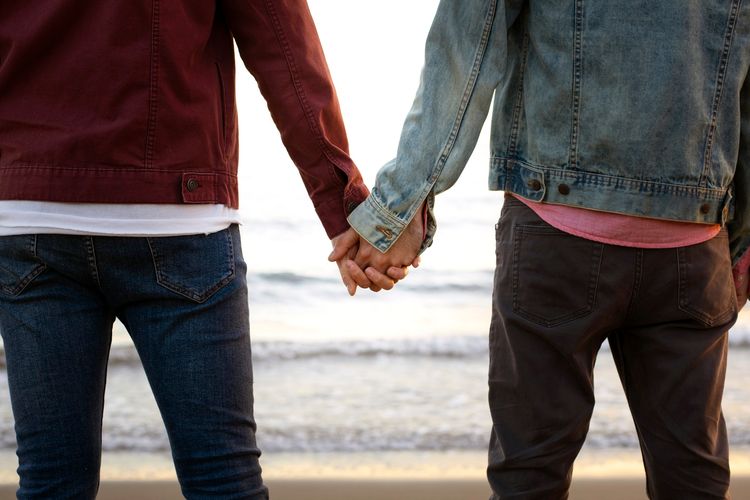 Ilustrasi pasangan sesama jenis. Psikiater menegaskan bahwa perilaku seksual yang melanggar batas publik merupakan persoalan kontrol diri dan empati, bukan orientasi seksual.