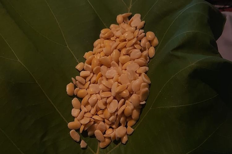 Bungkus kacang kedelai di dalam daun jati