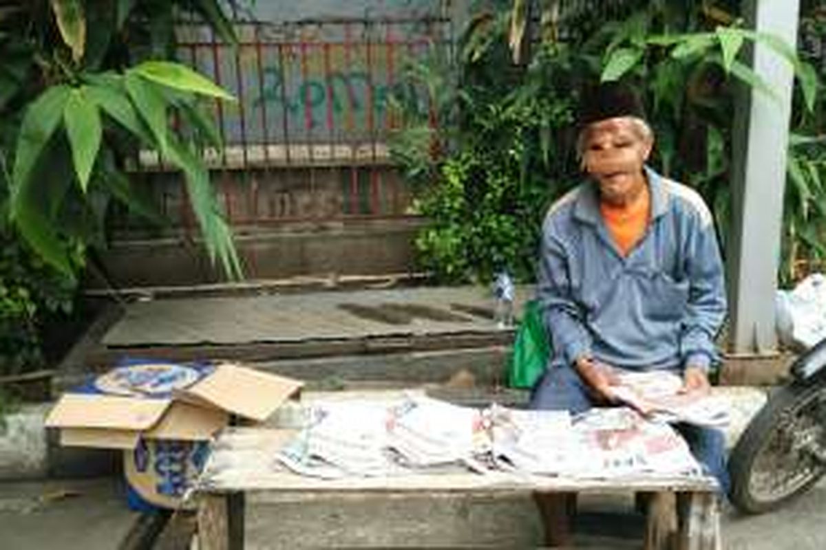 Abdul Rahman (77), penjual koran di area SPBU Kota Kasablanka, Tebet, Jakarta Selatan, Jumat (28/10/2016).