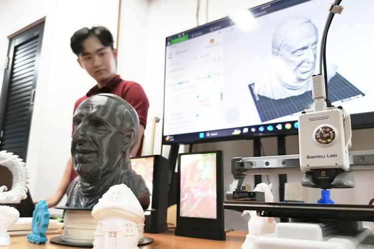 Angelo Franklyn Wijaya, S.T., lulusan Program Studi Teknik Mesin dan Manufaktur Universitas Surabaya (Ubaya) menciptakan sebuah karya yang tidak hanya penuh makna dengan mencetak 3D wajah Paus Fransiskus.