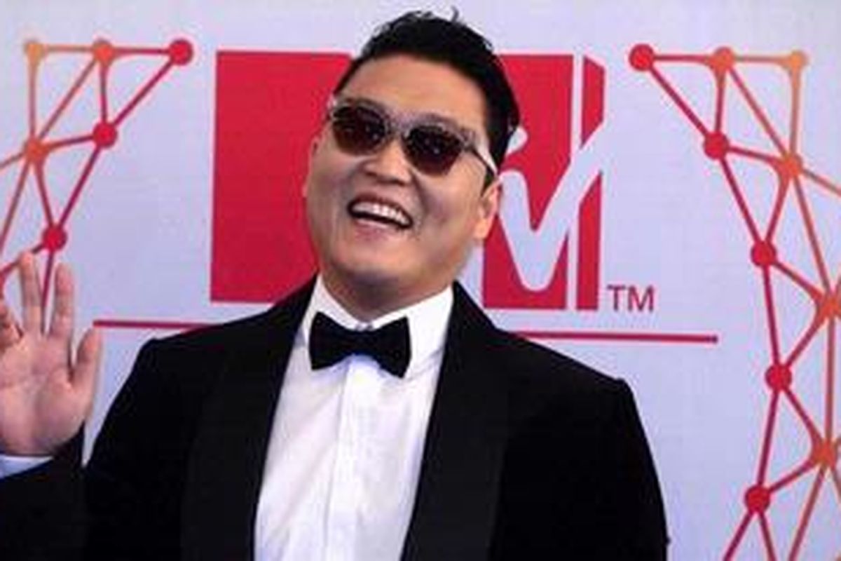 Psy tiba di Festhalle, Frankfurt, untuk tampil dalam MTV Europe Music Awards 2012, 11 November 2012 waktu setempat. 