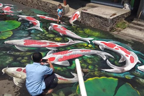 Lukisan Ikan Koi 3 Dimensi di Jalan Kampung Ini Curi Perhatian Warganet