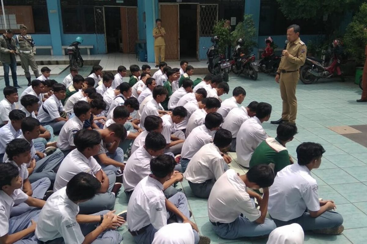 Wali Kota Bogor Bima Arya Sugiarto saat melakukan sidak ke sekolah PGRI 2 Kota Bogor, Senin (27/1/2020). Hal itu dilakukan Bima Arya berkaitan dengan maraknya aksi tawuran di Kota Bogor yang menyebabkan sejumlah pelajar luka dan tewas.