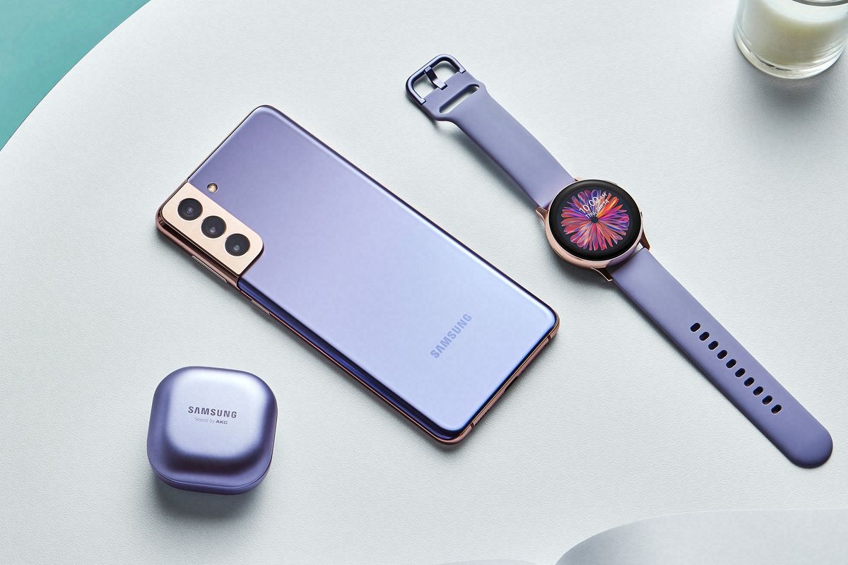 Galaxy S21 Plus dengan Galaxy Buds Pro dan Galaxy Watch