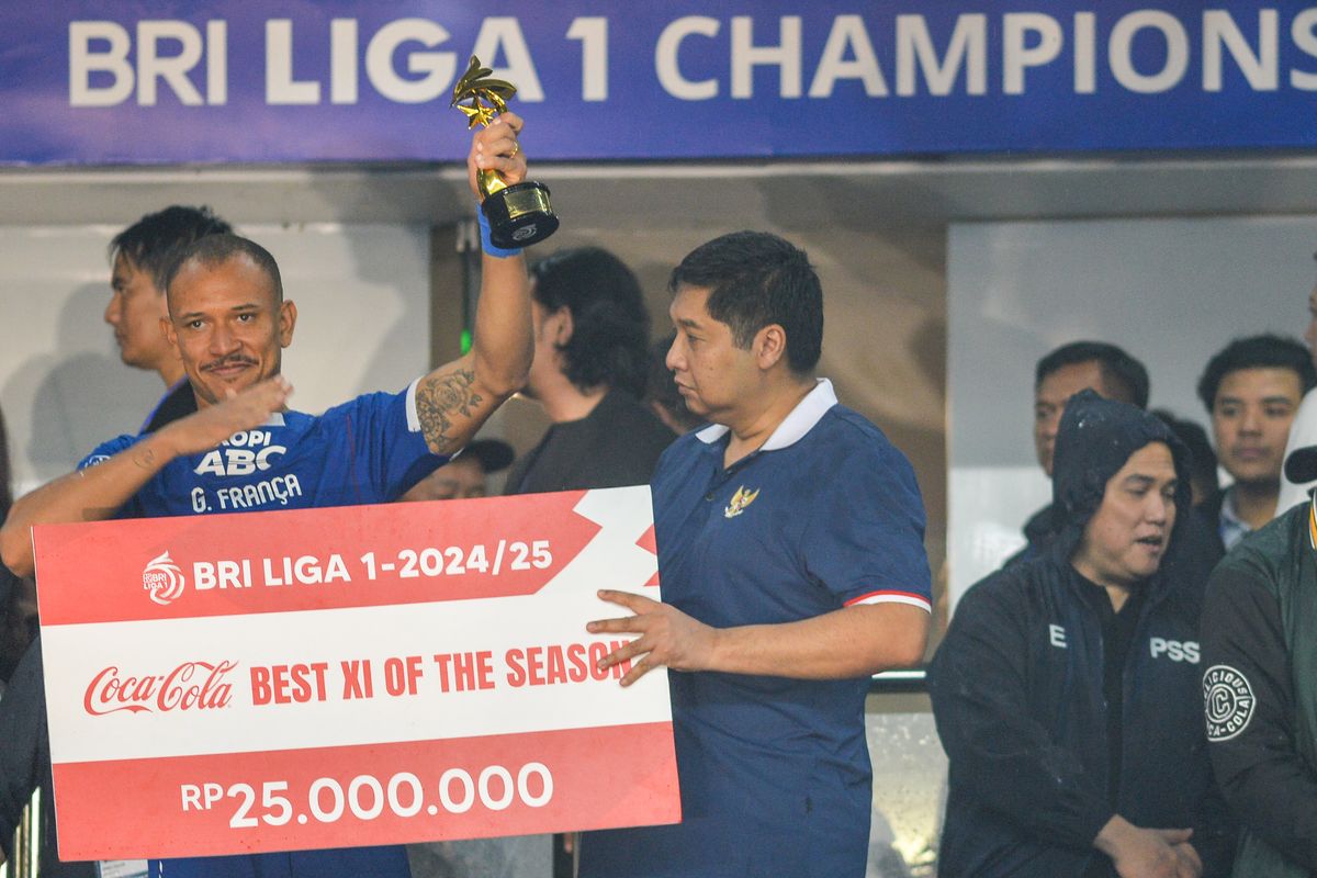 Ketua Steering Comitee Piala Presiden Maruarar Sirait (kedua kanan) memberikan penghargaan kepada pesepak bola Persib Bandung Gustavo De Franca (kiri) saat acara penghargaan bagi pemain dan ofisial tim BRI Liga 1 di Stadion Gelora Bandung Lautan Api (GBLA), Bandung, Jawa Barat, Sabtu (24/5/2025). Gustavo menjadi salah satu pesepak bola yang terpilih dalam sebelas pemain terbaik liga 1 2024/2025. ANTARA FOTO/Raisan Al Farisi/foc.
