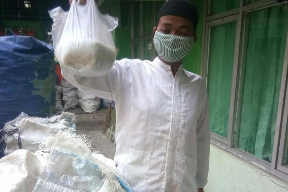 Warga Koja, Jakarta Utara, bayar zakat fitrah dengan sampah plastik.