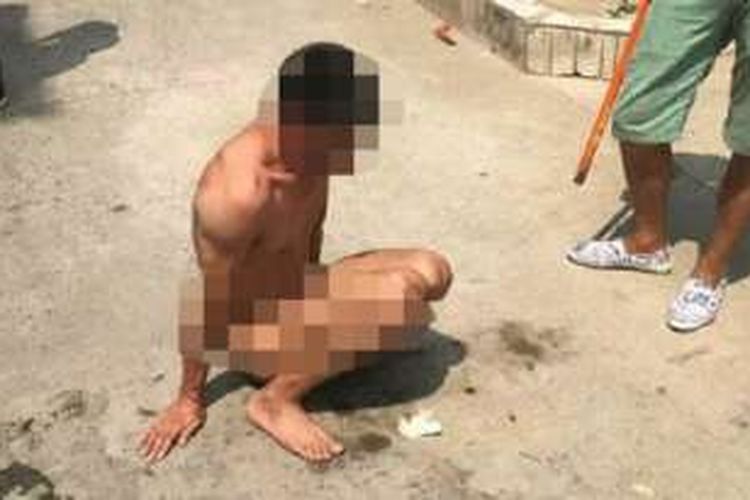 Pria China ini ditelanjangi dan dipukul atas tuduhan melakukan pelecehan terhadap anjing betina.