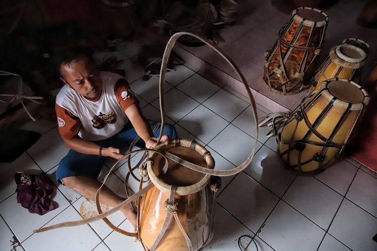 Perajin kendang, Asep Kurnia tengah memproduksi kendang. Alat musik Sunda tersebut sudah menembus pasar negara-negara Eropa.