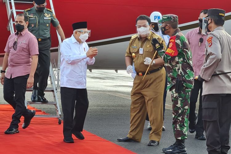 Wapres Ma'ruf Amin saat tiba di Bandara Radin Inten II, Lampung, untuk melaksanakan kunjungan kerja di Provinsi Lampung, Senin (22/3/2021).