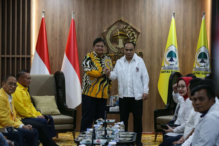 Ketua Umum Partai Golkar Airlangga Hartarto berjabat tangan dengan Ketua Umum Relawan Pro Jokowi (Projo) Budi Arie Setiadi saat pertemuan dengan kelompok relawan Joko Widodo di Kantor DPP Partai Golkar, Slipi, Jakarta, Senin (7/11/2022).
