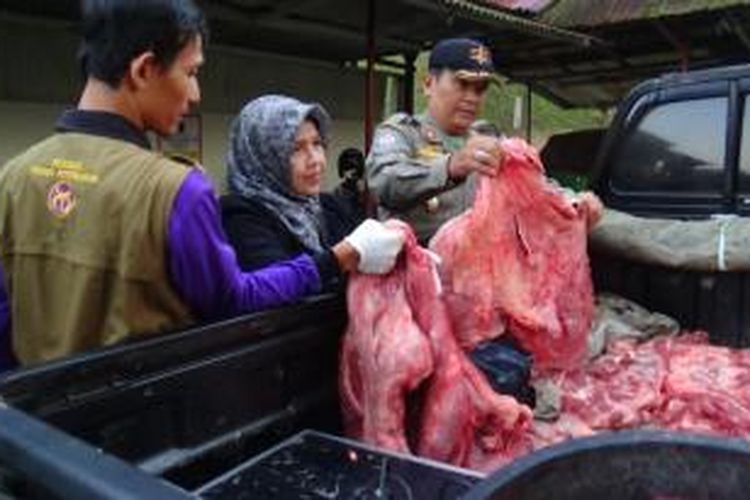 Petugas berhasil menyita 165 kilogram daging sapi glonggongan di sejumlah pasar tradisional di Kota Magelang Jawa Tengah, Selasa (30/6/2015) dini hari.